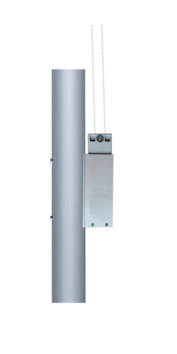 Drapeau et mât en deux parties avec dispositif de hissage