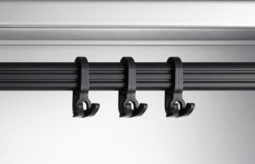 C+P Armoire vestiaire avec banc Classic Plus pour une séparation en noir et blanc, largeur de compartiment 400 mm