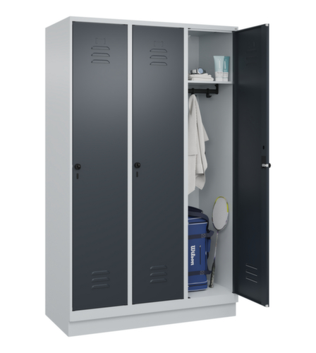 C+P Armoire vestiaire Classic Plus à 3 compartiments, largeur de compartiment 400 mm