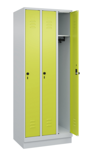 C+P Armoire vestiaire Classic Plus à 3 compartiments, largeur de compartiment 250 mm