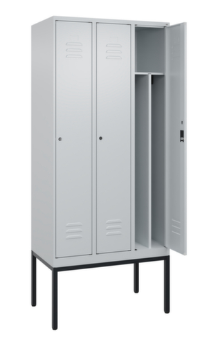 C+P Armoire vestiaire Classic Plus pour une séparation en noir et blanc, largeur de compartiment 300 mm