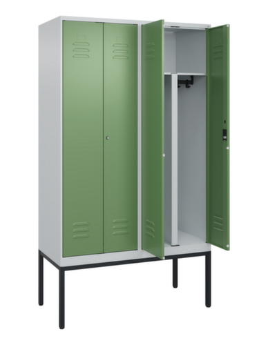 C+P Armoire vestiaire pour EPI Classic Plus pour une séparation en noir et blanc, largeur de compartiment 300 mm