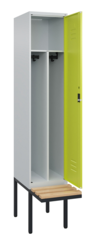 C+P Armoire vestiaire avec banc Classic Plus pour une séparation en noir et blanc, largeur de compartiment 400 mm