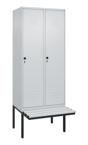 C+P Armoire vestiaire avec banc Classic Plus pour une séparation en noir et blanc, largeur de compartiment 400 mm