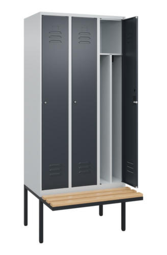 C+P Armoire vestiaire avec banc Classic Plus pour une séparation en noir et blanc, largeur de compartiment 300 mm