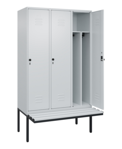 C+P Armoire vestiaire avec banc Classic Plus pour une séparation en noir et blanc, largeur de compartiment 400 mm