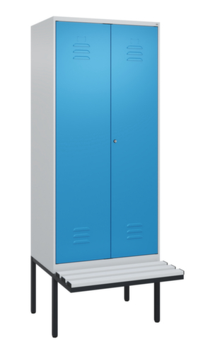 C+P Armoire vestiaire avec banc Classic Plus pour une séparation en noir et blanc, largeur de compartiment 400 mm