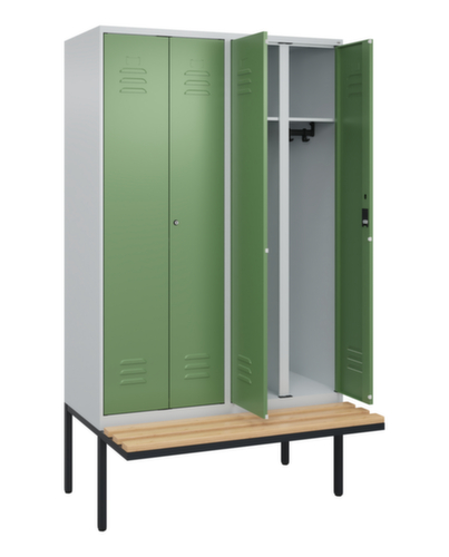 C+P Armoire vestiaire avec banc Classic Plus pour une séparation en noir et blanc, largeur de compartiment 300 mm