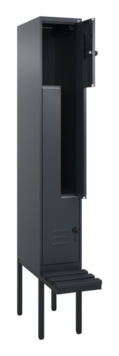 C+P Armoire vestiaire Z Classic Plus avec banc intégré, largeur de compartiment 300 mm