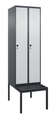 C+P Armoire vestiaire avec banc Classic Plus pour une séparation en noir et blanc, largeur de compartiment 300 mm