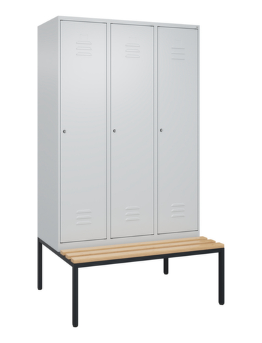 C+P Armoire vestiaire avec banc Classic Plus pour une séparation en noir et blanc, largeur de compartiment 400 mm