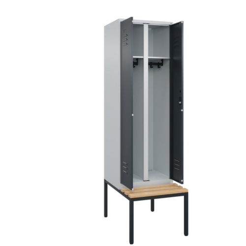 C+P Armoire vestiaire avec banc Classic Plus pour une séparation en noir et blanc, largeur de compartiment 300 mm