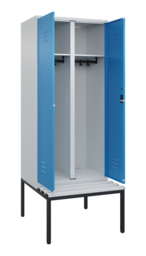 C+P Armoire vestiaire avec banc Classic Plus pour une séparation en noir et blanc, largeur de compartiment 400 mm