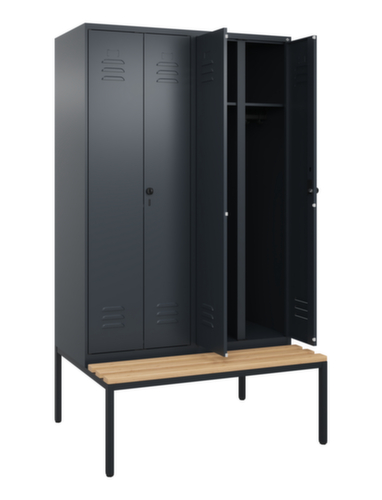 C+P Armoire vestiaire avec banc Classic Plus pour une séparation en noir et blanc, largeur de compartiment 300 mm