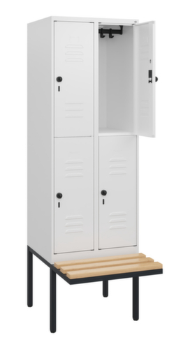C+P Armoire vestiaire à deux niveaux Classic Plus avec banc, largeur de compartiment 300 mm