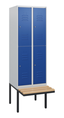 C+P Armoire vestiaire à deux niveaux Classic Plus avec banc, largeur de compartiment 300 mm