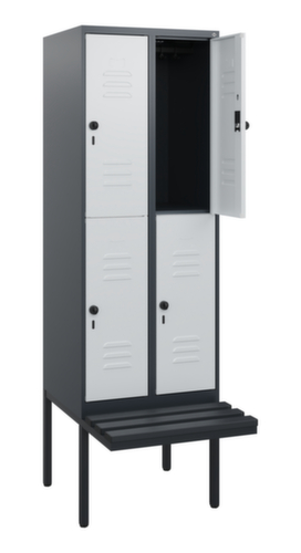 C+P Armoire vestiaire à deux niveaux Classic Plus avec banc, largeur de compartiment 300 mm