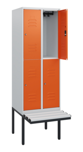 C+P Armoire vestiaire à deux niveaux Classic Plus avec banc, largeur de compartiment 300 mm