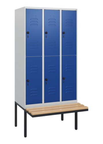 C+P Armoire vestiaire à deux niveaux Classic Plus avec banc, largeur de compartiment 300 mm