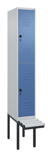 C+P Armoire vestiaire à deux niveaux Classic Plus avec banc, largeur de compartiment 300 mm