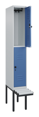 C+P Armoire vestiaire à deux niveaux Classic Plus avec banc, largeur de compartiment 300 mm