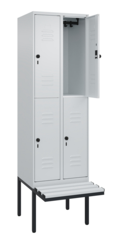 C+P Armoire vestiaire à deux niveaux Classic Plus avec banc, largeur de compartiment 300 mm