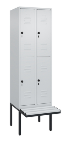 C+P Armoire vestiaire à deux niveaux Classic Plus avec banc, largeur de compartiment 300 mm