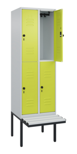 C+P Armoire vestiaire à deux niveaux Classic Plus avec banc, largeur de compartiment 300 mm