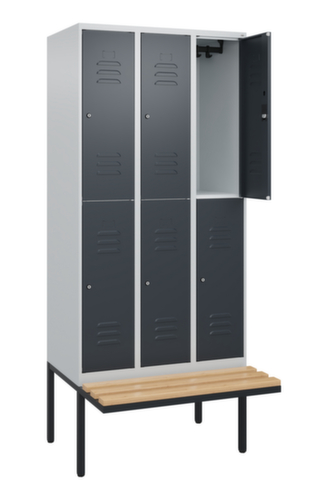C+P Armoire vestiaire à deux niveaux Classic Plus avec banc, largeur de compartiment 300 mm