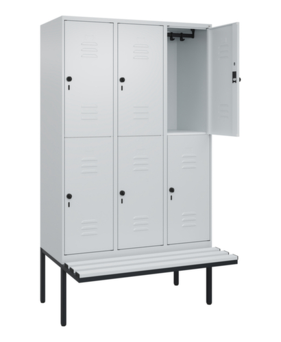 C+P Armoire vestiaire à deux niveaux Classic Plus avec banc, largeur de compartiment 400 mm