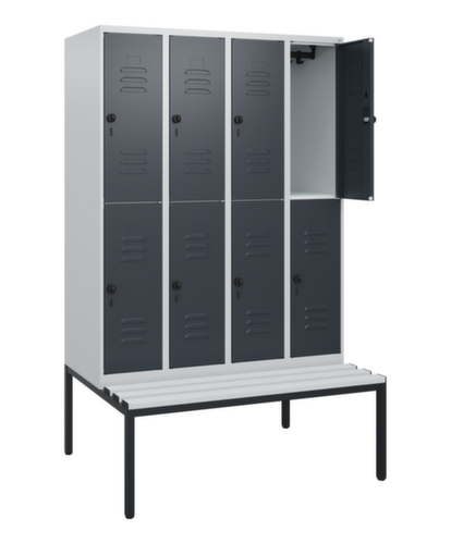 C+P Armoire vestiaire à deux niveaux Classic Plus avec banc, largeur de compartiment 300 mm