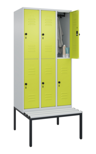 C+P Armoire vestiaire à deux niveaux Classic Plus avec banc, largeur de compartiment 300 mm