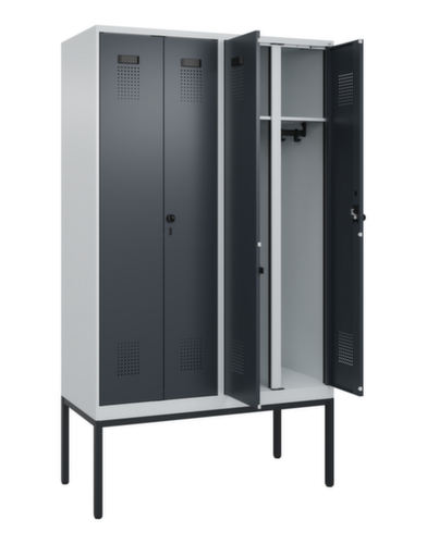 C+P armoire vestiaire noir et blanc Evolo PLUS avec double compartiment, largeur de compartiment 300 mm