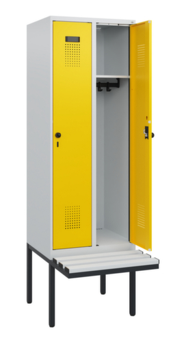 C+P Armoire vestiaire Evolo PLUS avec banc suspendu, largeur de compartiment 300 mm