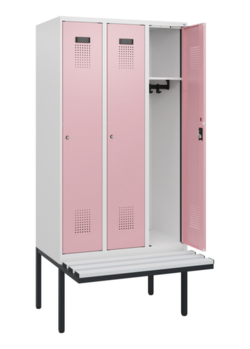C+P Armoire vestiaire Evolo PLUS avec banc suspendu, largeur de compartiment 300 mm