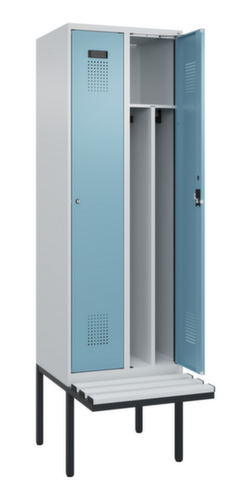 C+P armoire vestiaire en noir et blanc Evolo PLUS avec banc, largeur de compartiment 300 mm