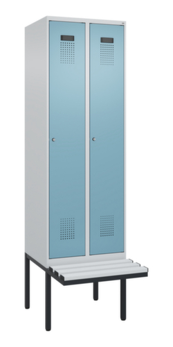 C+P armoire vestiaire en noir et blanc Evolo PLUS avec banc, largeur de compartiment 300 mm
