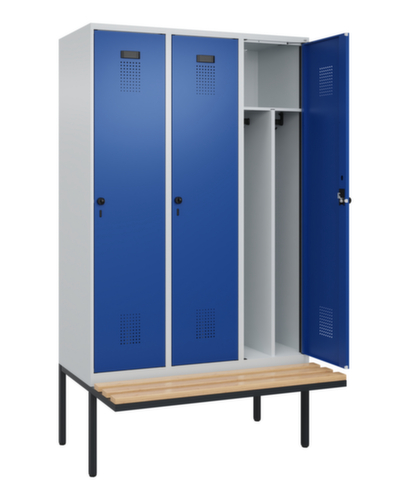 C+P armoire vestiaire en noir et blanc Evolo PLUS avec banc, largeur de compartiment 400 mm