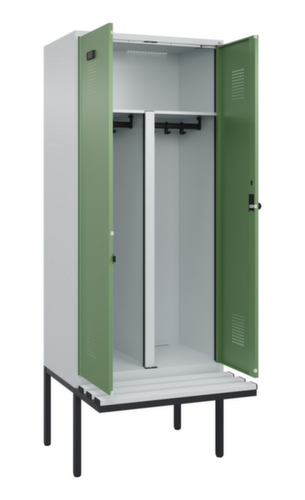 C+P armoire vestiaire EPI Evolo PLUS avec banc et séparation en noir et blanc, largeur de compartiment 400 mm