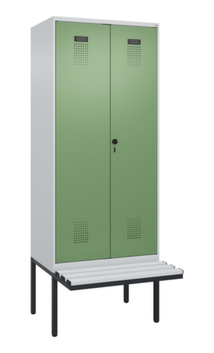 C+P armoire vestiaire EPI Evolo PLUS avec banc et séparation en noir et blanc, largeur de compartiment 400 mm