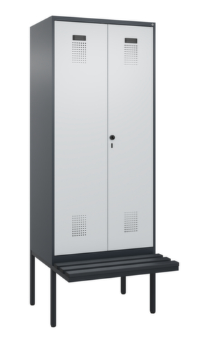 C+P armoire vestiaire EPI Evolo PLUS avec banc et séparation en noir et blanc, largeur de compartiment 400 mm