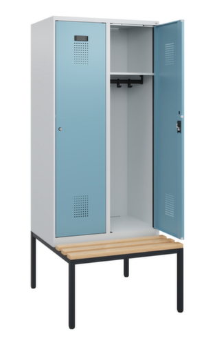 C+P Armoire vestiaire Evolo PLUS avec banc, largeur de compartiment 400 mm
