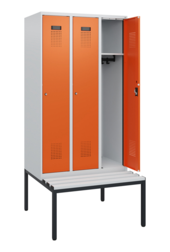 C+P Armoire vestiaire Evolo PLUS avec banc, largeur de compartiment 300 mm