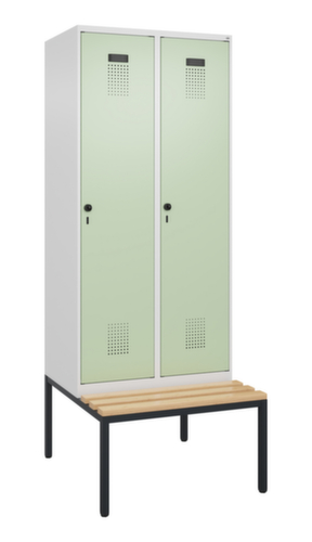 C+P armoire vestiaire en noir et blanc Evolo PLUS avec banc, largeur de compartiment 400 mm
