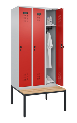 C+P Armoire vestiaire Evolo PLUS avec banc, largeur de compartiment 300 mm
