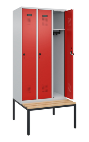 C+P Armoire vestiaire Evolo PLUS avec banc, largeur de compartiment 300 mm