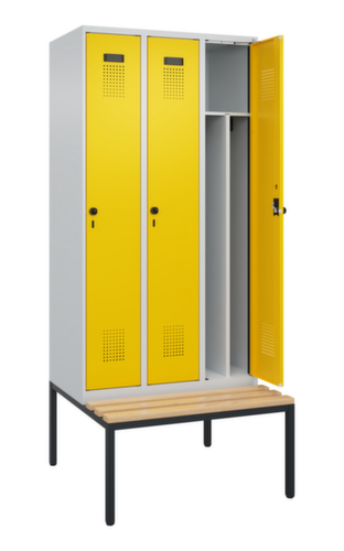 C+P armoire vestiaire en noir et blanc Evolo PLUS avec banc, largeur de compartiment 300 mm