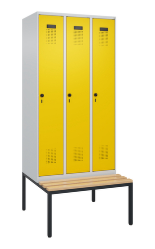 C+P armoire vestiaire en noir et blanc Evolo PLUS avec banc, largeur de compartiment 300 mm
