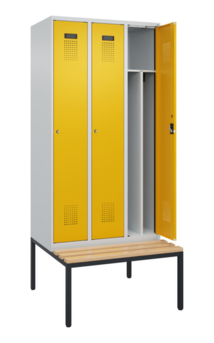 C+P armoire vestiaire en noir et blanc Evolo PLUS avec banc, largeur de compartiment 300 mm
