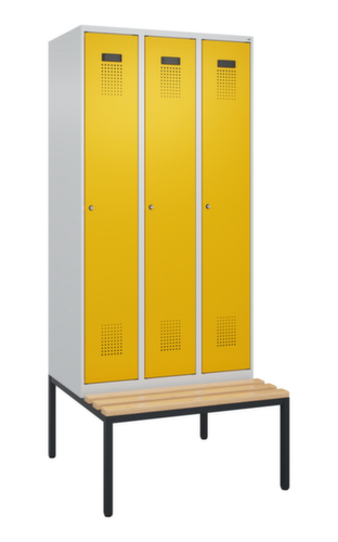 C+P armoire vestiaire en noir et blanc Evolo PLUS avec banc, largeur de compartiment 300 mm